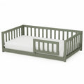 Letto per bambini in legno con recinzione laterale verde
