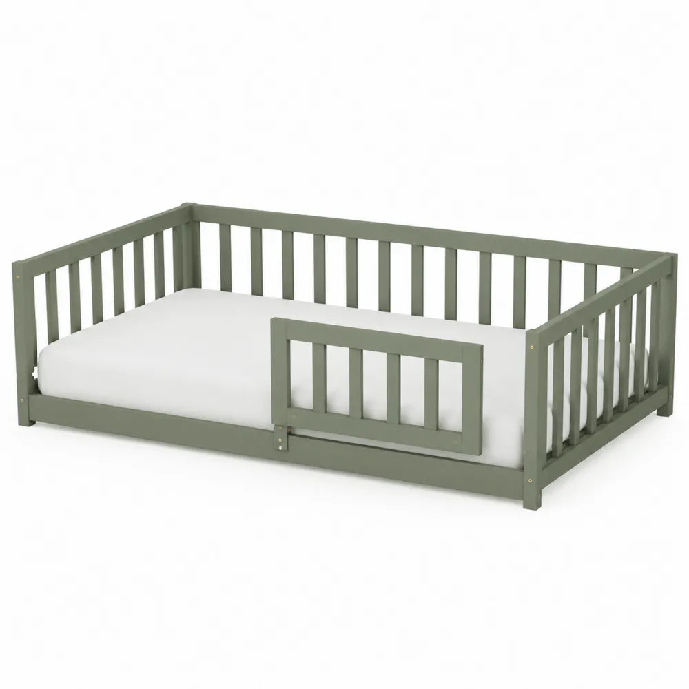 Letto per bambini in legno con recinzione laterale verde