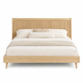 Letto matrimoniale in legno con materasso e cuscini